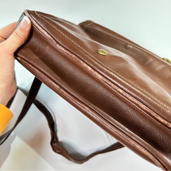 Hinson vintage leather crossbody bag top grain brass hardware - Picture 7 of 15